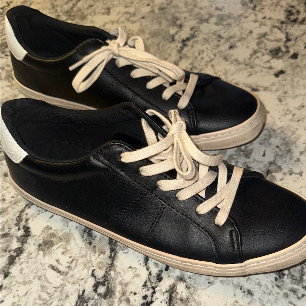 Old Navy Black and White Women's Sneakers